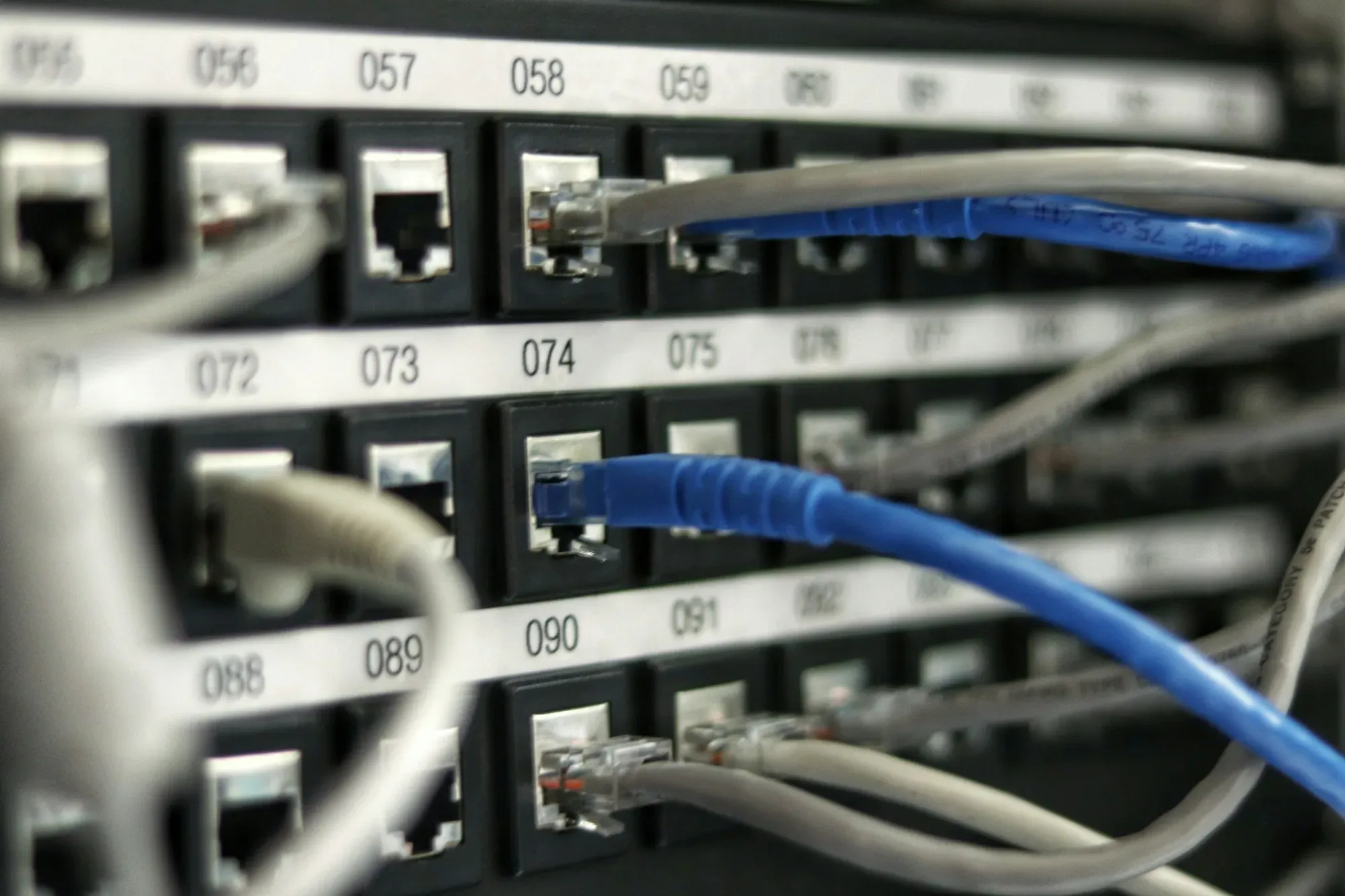 Modernización del data center municipal: servidores enterprise, seguridad perimetral y soporte energético.